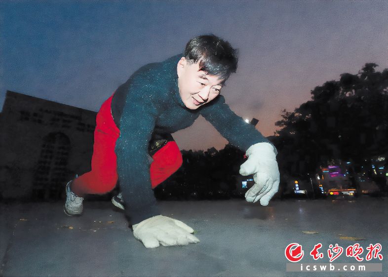 ” 专家表示并非所有人群都适合这样的锻炼方式球盟会app长沙一老人22年坚持每天